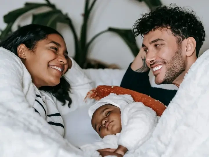 Jeunes parents réunis avec leur bébé